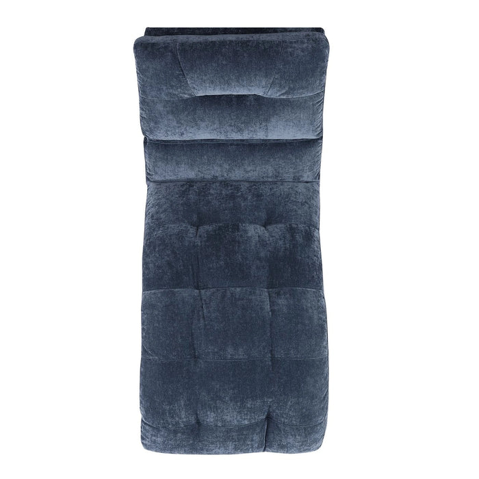 Dominick Chaise in Amigo