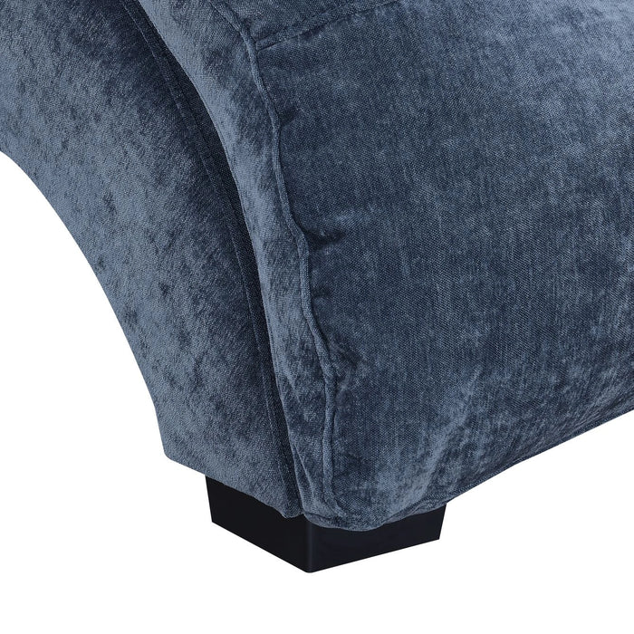 Dominick Chaise in Amigo